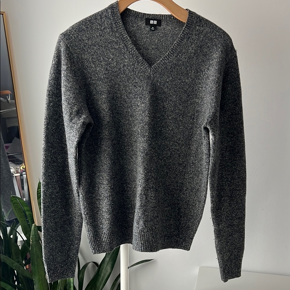 Uniqlo 100% wool Gray V-Neck Sweater Classic Knit XS